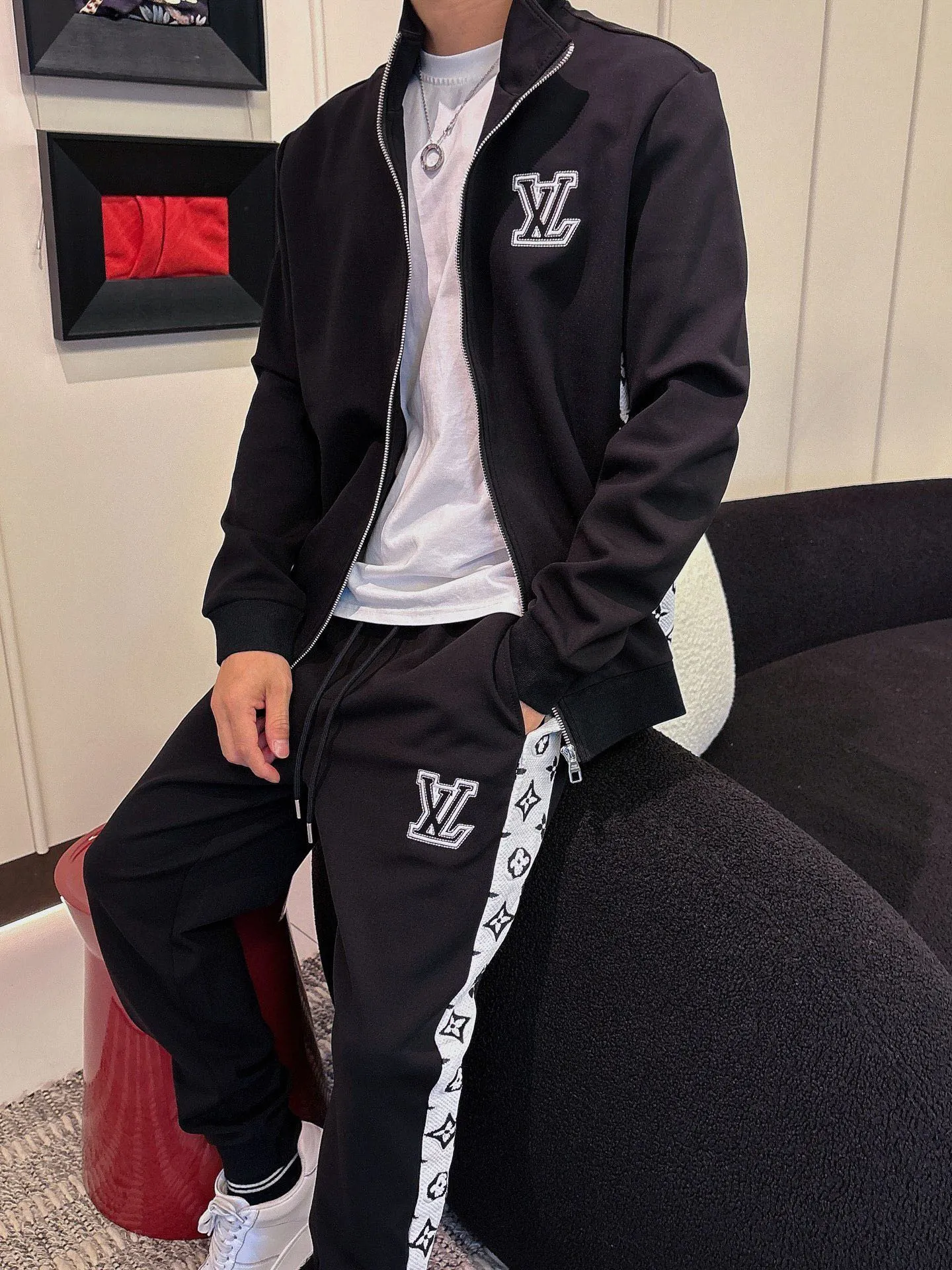 [LV Louis Vuitton] Hot-selling suit is coming. Focus on the original version of the official website. 2025 new hot-selling cardigan and sweatshirt suit. The original order is the best 🇭🇰. It is the meticulous work of top designers. It has a fitting and perfect upper body effect. All-natural high-quality Tencel Roman cotton 100%, close-fitting comfort, noble and elegant! Original hardware embodies elegance and nobility! Counter size: M-3XL (maximum wear up to 190 pounds)